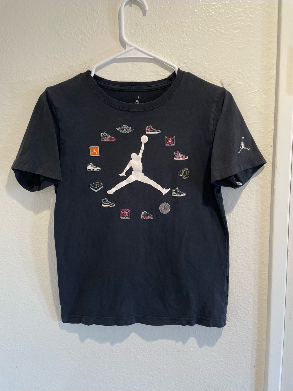 🔥 Air Jordan Boys Pinned Up Sneaker Clock Tee • Youth Large 👟